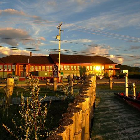 Auberge Internationale La Vieille Ecole Sainte Anne-des-Chênes Eksteriør bilde