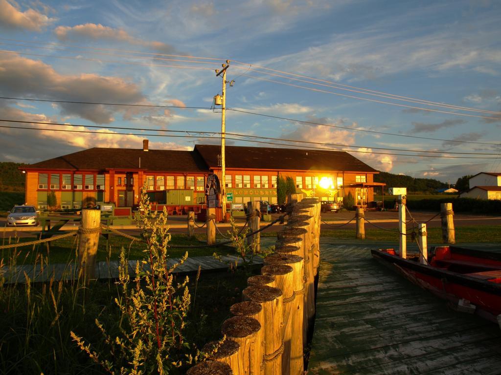 Auberge Internationale La Vieille Ecole Sainte Anne-des-Chênes Eksteriør bilde