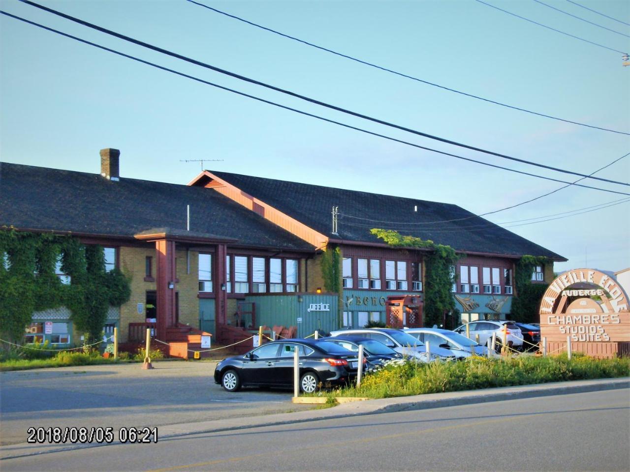 Auberge Internationale La Vieille Ecole Sainte Anne-des-Chênes Eksteriør bilde